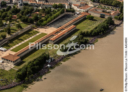 After 15 years of construction, Hermione made her first outing on the Charente before 50,000 spectators. [AT] - © Philip Plisson / Plisson La Trinité / AA34894 - Photo Galleries - Town [17]