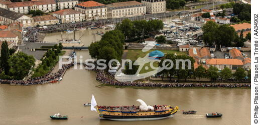 After 15 years of construction, Hermione made her first outing on the Charente before 50,000 spectators. [AT] - © Philip Plisson / Plisson La Trinité / AA34902 - Photo Galleries - Town [17]