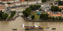 After 15 years of construction, Hermione made her first outing on the Charente before 50,000 spectators. [AT] © Philip Plisson / Plisson La Trinité / AA34902 - Photo Galleries - Charente Maritime