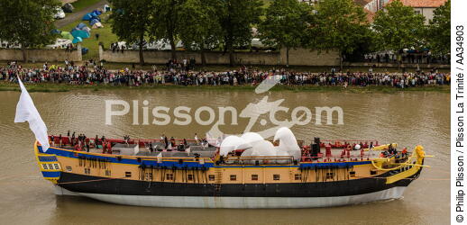 After 15 years of construction, Hermione made her first outing on the Charente before 50,000 spectators. [AT] - © Philip Plisson / Plisson La Trinité / AA34903 - Photo Galleries - Hermione