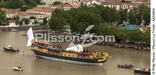 After 15 years of construction, Hermione made her first outing on the Charente before 50,000 spectators. [AT] - © Philip Plisson / Plisson La Trinité / AA34904 - Photo Galleries - Hermione