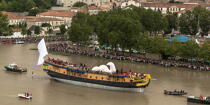 After 15 years of construction, Hermione made her first outing on the Charente before 50,000 spectators. [AT] © Philip Plisson / Plisson La Trinité / AA34904 - Photo Galleries - Poitou-Charentes