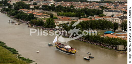 After 15 years of construction, Hermione made her first outing on the Charente before 50,000 spectators. [AT] - © Philip Plisson / Plisson La Trinité / AA34905 - Photo Galleries - Charente Maritime