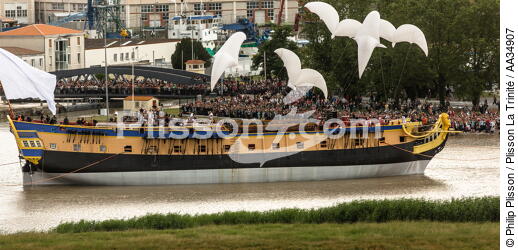 After 15 years of construction, Hermione made her first outing on the Charente before 50,000 spectators. [AT] - © Philip Plisson / Plisson La Trinité / AA34907 - Photo Galleries - Town [17]