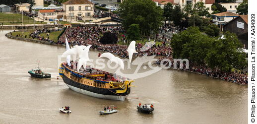 After 15 years of construction, Hermione made her first outing on the Charente before 50,000 spectators. [AT] - © Philip Plisson / Plisson La Trinité / AA34909 - Photo Galleries - Charente Maritime