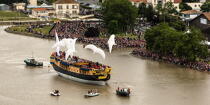 After 15 years of construction, Hermione made her first outing on the Charente before 50,000 spectators. [AT] © Philip Plisson / Plisson La Trinité / AA34909 - Photo Galleries - Charente Maritime