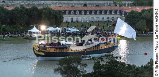 After 15 years of construction, Hermione made her first outing on the Charente before 50,000 spectators. [AT] - © Philip Plisson / Plisson La Trinité / AA34912 - Photo Galleries - Hermione