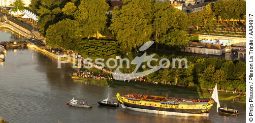 After 15 years of construction, Hermione made her first outing on the Charente before 50,000 spectators. [AT] - © Philip Plisson / Plisson La Trinité / AA34917 - Photo Galleries - Town [17]