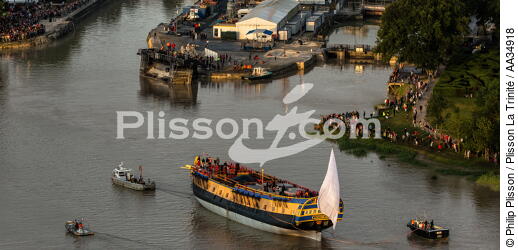 After 15 years of construction, Hermione made her first outing on the Charente before 50,000 spectators. [AT] - © Philip Plisson / Plisson La Trinité / AA34918 - Photo Galleries - Rochefort