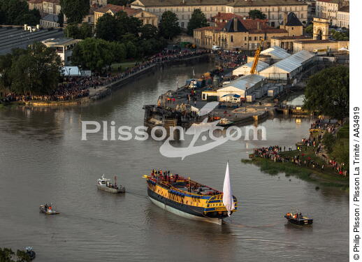 After 15 years of construction, Hermione made her first outing on the Charente before 50,000 spectators. [AT] - © Philip Plisson / Plisson La Trinité / AA34919 - Photo Galleries - Poitou-Charentes