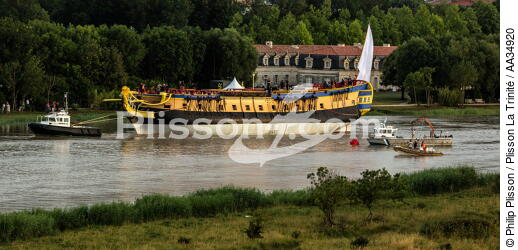 After 15 years of construction, Hermione made her first outing on the Charente before 50,000 spectators. [AT] - © Philip Plisson / Plisson La Trinité / AA34920 - Photo Galleries - Rochefort