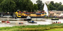 After 15 years of construction, Hermione made her first outing on the Charente before 50,000 spectators. [AT] © Philip Plisson / Plisson La Trinité / AA34922 - Photo Galleries - Town [17]
