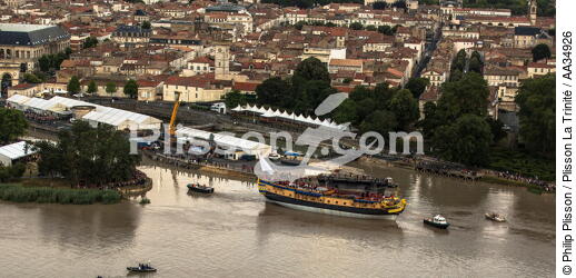 After 15 years of construction, Hermione made her first outing on the Charente before 50,000 spectators. [AT] - © Philip Plisson / Plisson La Trinité / AA34926 - Photo Galleries - Frigate