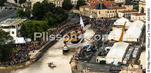 After 15 years of construction, Hermione made her first outing on the Charente before 50,000 spectators. [AT] - © Philip Plisson / Plisson La Trinité / AA34930 - Photo Galleries - Town [17]