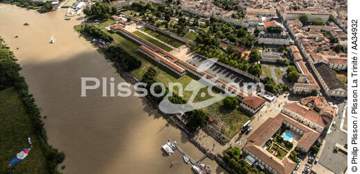 After 15 years of construction, Hermione made her first outing on the Charente before 50,000 spectators. [AT] - © Philip Plisson / Plisson La Trinité / AA34932 - Photo Galleries - Old gaffer