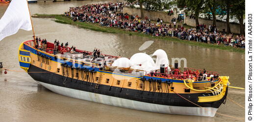 After 15 years of construction, Hermione made her first outing on the Charente before 50,000 spectators. [AT] - © Philip Plisson / Plisson La Trinité / AA34933 - Photo Galleries - Town [17]