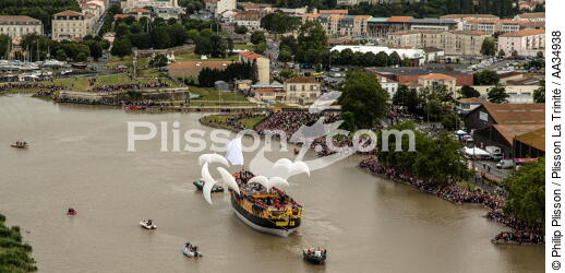 After 15 years of construction, Hermione made her first outing on the Charente before 50,000 spectators. [AT] - © Philip Plisson / Plisson La Trinité / AA34938 - Photo Galleries - Hermione