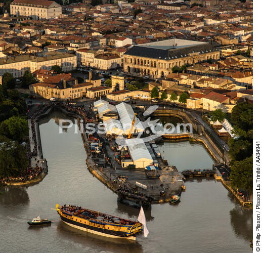 After 15 years of construction, Hermione made her first outing on the Charente before 50,000 spectators. [AT] - © Philip Plisson / Plisson La Trinité / AA34941 - Photo Galleries - Square format