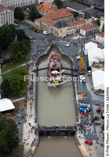 After 15 years of construction, Hermione made her first outing on the Charente before 50,000 spectators. [AT] - © Philip Plisson / Plisson La Trinité / AA34944 - Photo Galleries - Town [17]