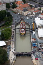 After 15 years of construction, Hermione made her first outing on the Charente before 50,000 spectators. [AT] © Philip Plisson / Plisson La Trinité / AA34944 - Photo Galleries - Poitou-Charentes
