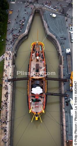 After 15 years of construction, Hermione made her first outing on the Charente before 50,000 spectators. [AT] - © Philip Plisson / Plisson La Trinité / AA34947 - Photo Galleries - Old gaffer