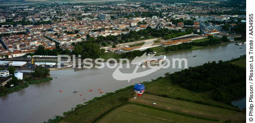 After 15 years of construction, Hermione made her first outing on the Charente before 50,000 spectators. [AT] - © Philip Plisson / Plisson La Trinité / AA34955 - Photo Galleries - Town [17]