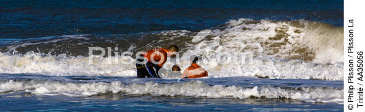 Les nageurs-sauveteurs sur une plage en Gironde - © Philip Plisson / Plisson La Trinité / AA35056 - Nos reportages photos - Personnage