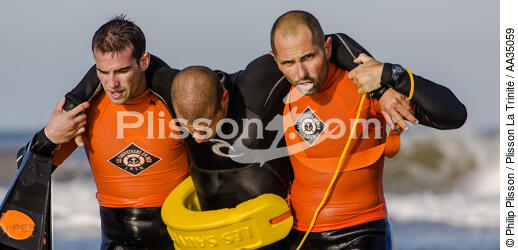 Les nageurs-sauveteurs sur une plage en Gironde - © Philip Plisson / Plisson La Trinité / AA35059 - Nos reportages photos - Personnage
