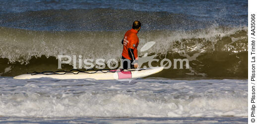 The lifeguards on the beach in Gironde - © Philip Plisson / Plisson La Trinité / AA35066 - Photo Galleries - People