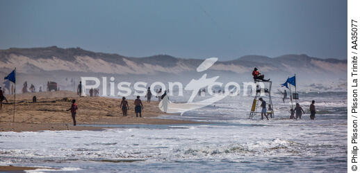 The lifeguards on the beach in Gironde - © Philip Plisson / Plisson La Trinité / AA35077 - Photo Galleries - Lifeboat society