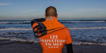 The lifeguards on the beach in Gironde © Philip Plisson / Plisson La Trinité / AA35082 - Photo Galleries - Sea rescuer