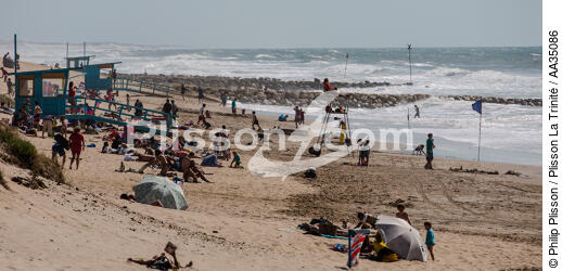The lifeguards on the beach in Gironde - © Philip Plisson / Plisson La Trinité / AA35086 - Photo Galleries - Lifeboat society