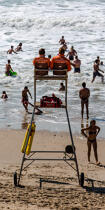 The lifeguards on the beach in Gironde © Philip Plisson / Plisson La Trinité / AA35088 - Photo Galleries - People
