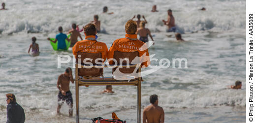 The lifeguards on the beach in Gironde - © Philip Plisson / Plisson La Trinité / AA35089 - Photo Galleries - People