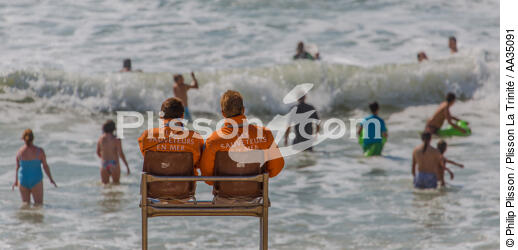 The lifeguards on the beach in Gironde - © Philip Plisson / Plisson La Trinité / AA35091 - Photo Galleries - People