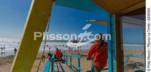 The lifeguards on the beach in Gironde - © Philip Plisson / Plisson La Trinité / AA35094 - Photo Galleries - People