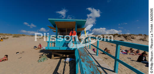 The lifeguards on the beach in Gironde - © Philip Plisson / Plisson La Trinité / AA35095 - Photo Galleries - People