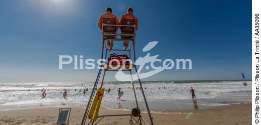 Les nageurs-sauveteurs sur une plage en Gironde - © Philip Plisson / Plisson La Trinité / AA35096 - Nos reportages photos - Personnage