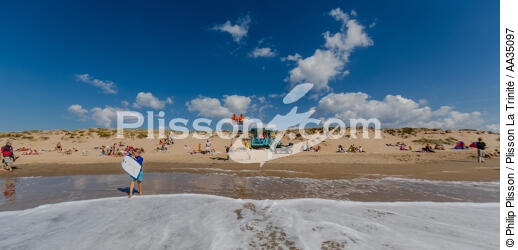 The lifeguards on the beach in Gironde - © Philip Plisson / Plisson La Trinité / AA35097 - Photo Galleries - People