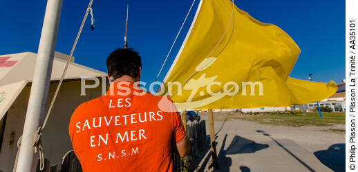 The lifeguards on the beach in Gironde - © Philip Plisson / Plisson La Trinité / AA35101 - Photo Galleries - Lifeboat society