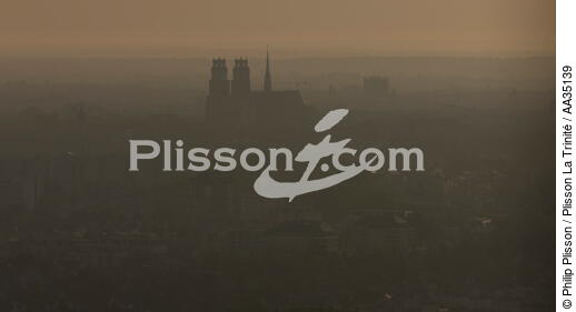 Orléans dans la brume - © Philip Plisson / Plisson La Trinité / AA35139 - Nos reportages photos - Brume