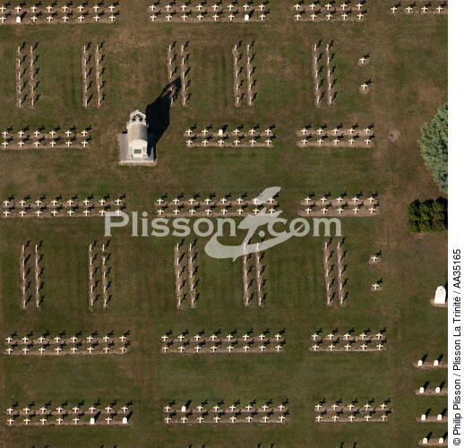Loiret view of the sky - © Philip Plisson / Plisson La Trinité / AA35165 - Photo Galleries - Cemetery