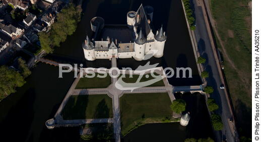 Le château de Sully-sur-Loire - © Philip Plisson / Plisson La Trinité / AA35210 - Nos reportages photos - Le Loiret vue du ciel