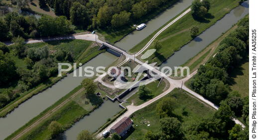 Loiret view of the sky - © Philip Plisson / Plisson La Trinité / AA35235 - Photo Galleries - Lock