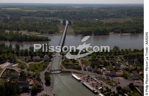 Briare canal bridge - © Philip Plisson / Plisson La Trinité / AA35240 - Photo Galleries - River [large]