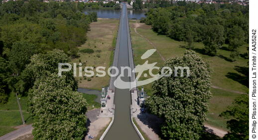 Le pont canal de Briare - © Philip Plisson / Plisson La Trinité / AA35242 - Nos reportages photos - Pont