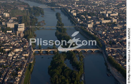 Orléans view of the sky - © Philip Plisson / Plisson La Trinité / AA35252 - Photo Galleries - Centre
