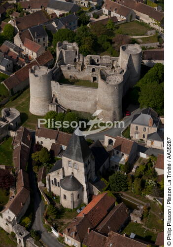 Le château fort d'Yèvre-le-Chatel - © Philip Plisson / Plisson La Trinité / AA35287 - Nos reportages photos - Monument historique