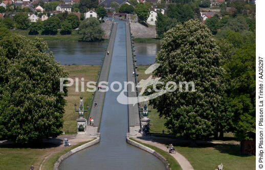 Le pont canal de Briare - © Philip Plisson / Plisson La Trinité / AA35297 - Nos reportages photos - Loire [la]