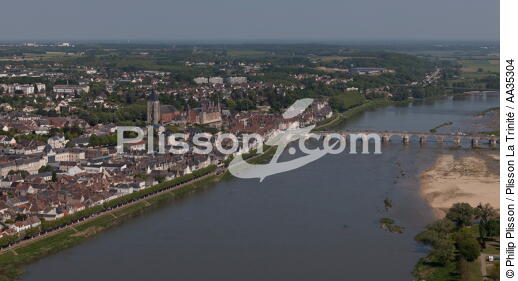 Gien et son château - © Philip Plisson / Plisson La Trinité / AA35304 - Nos reportages photos - Le Loiret vue du ciel